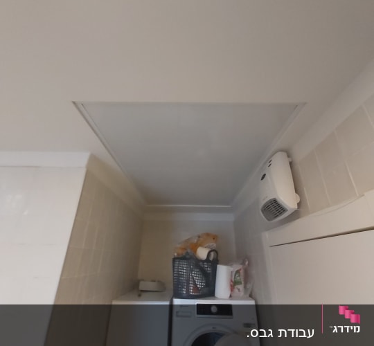 תקרת גבס עם פתח גישה מרובע
